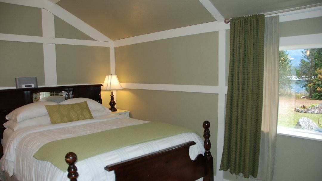 Queen bed in Companion Cabin.