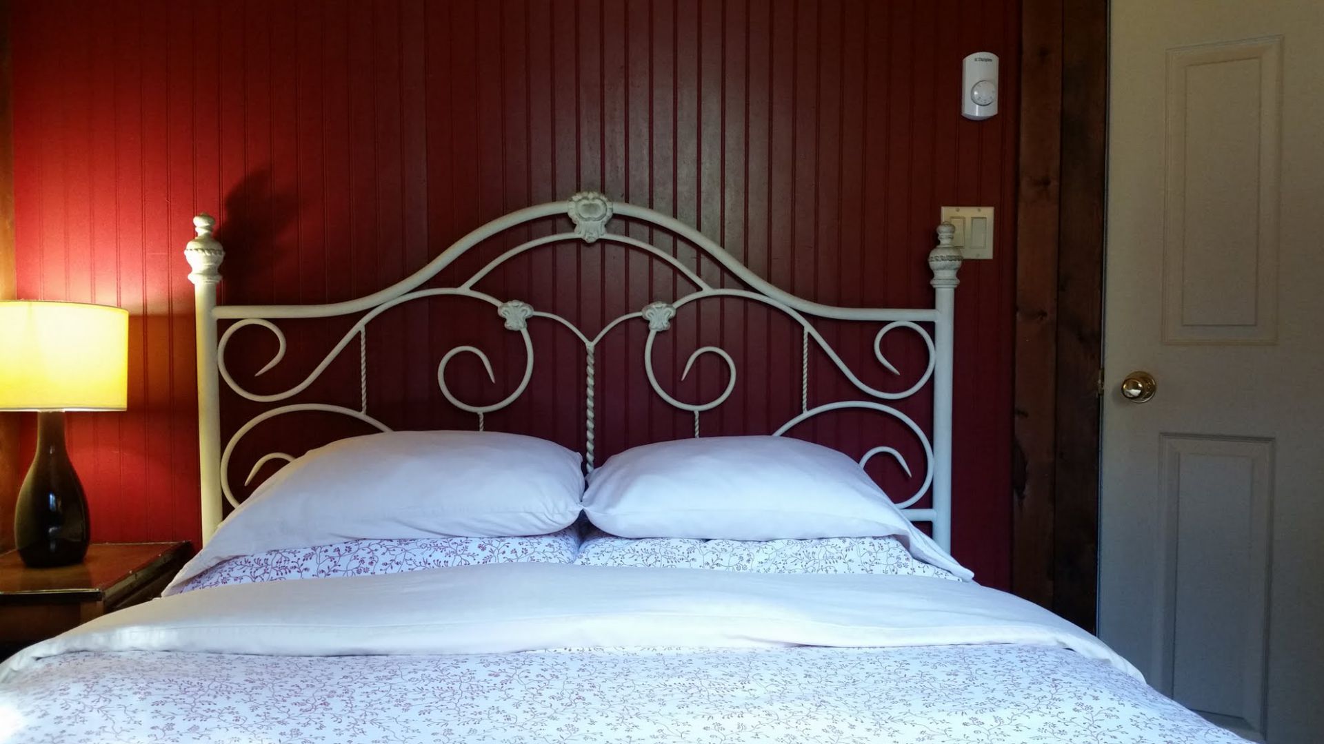 Bedroom with queen bed in Monashee Cabin.