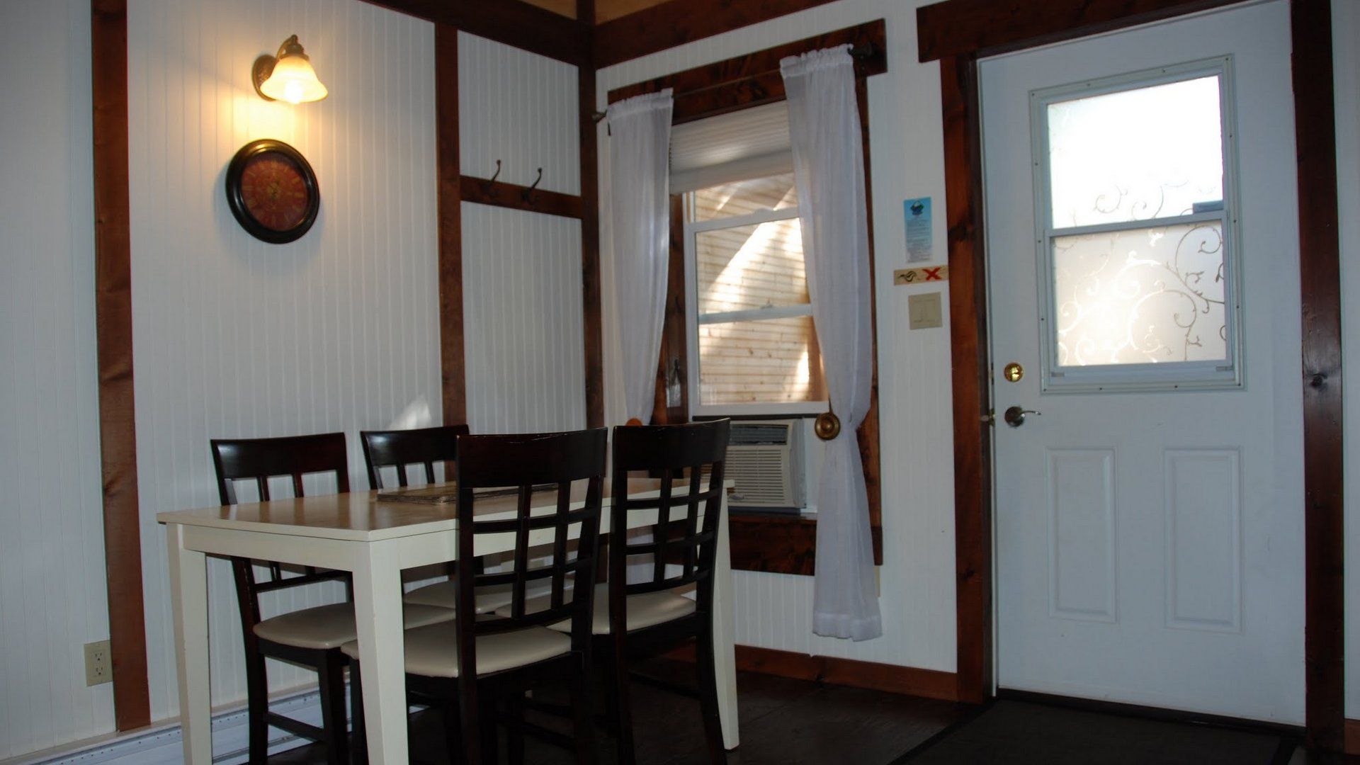 Dining area in Monashee Cabin.